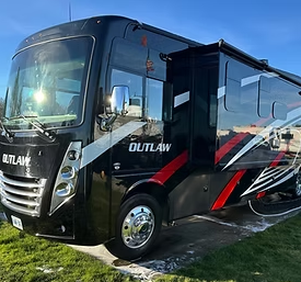 Black Outlaw RV after a Royalty Rinse mobile wash